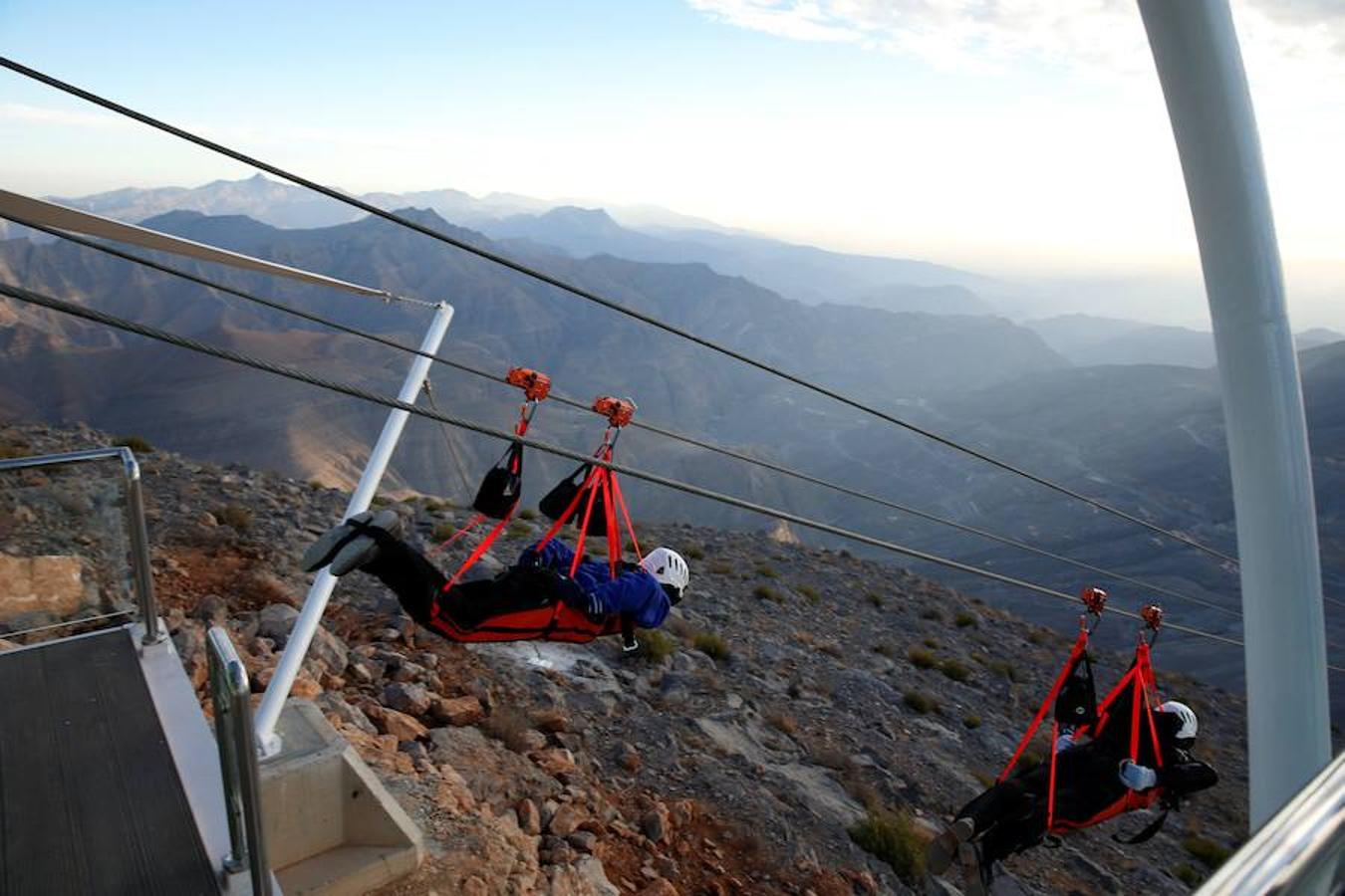 Este diciembre los Emiratos Árabes Unidos han inaugurado la tirolina más grande de la Tierra, y ya han sido muchos los que la han probado. Esta atracción se ubica en la montaña Jais, el pico más alto de Emiratos, con 1.934 metros. La tirolina es parte de la primera fase de la construcción de un parque de ocio que contará con atracciones únicas en el mundo.