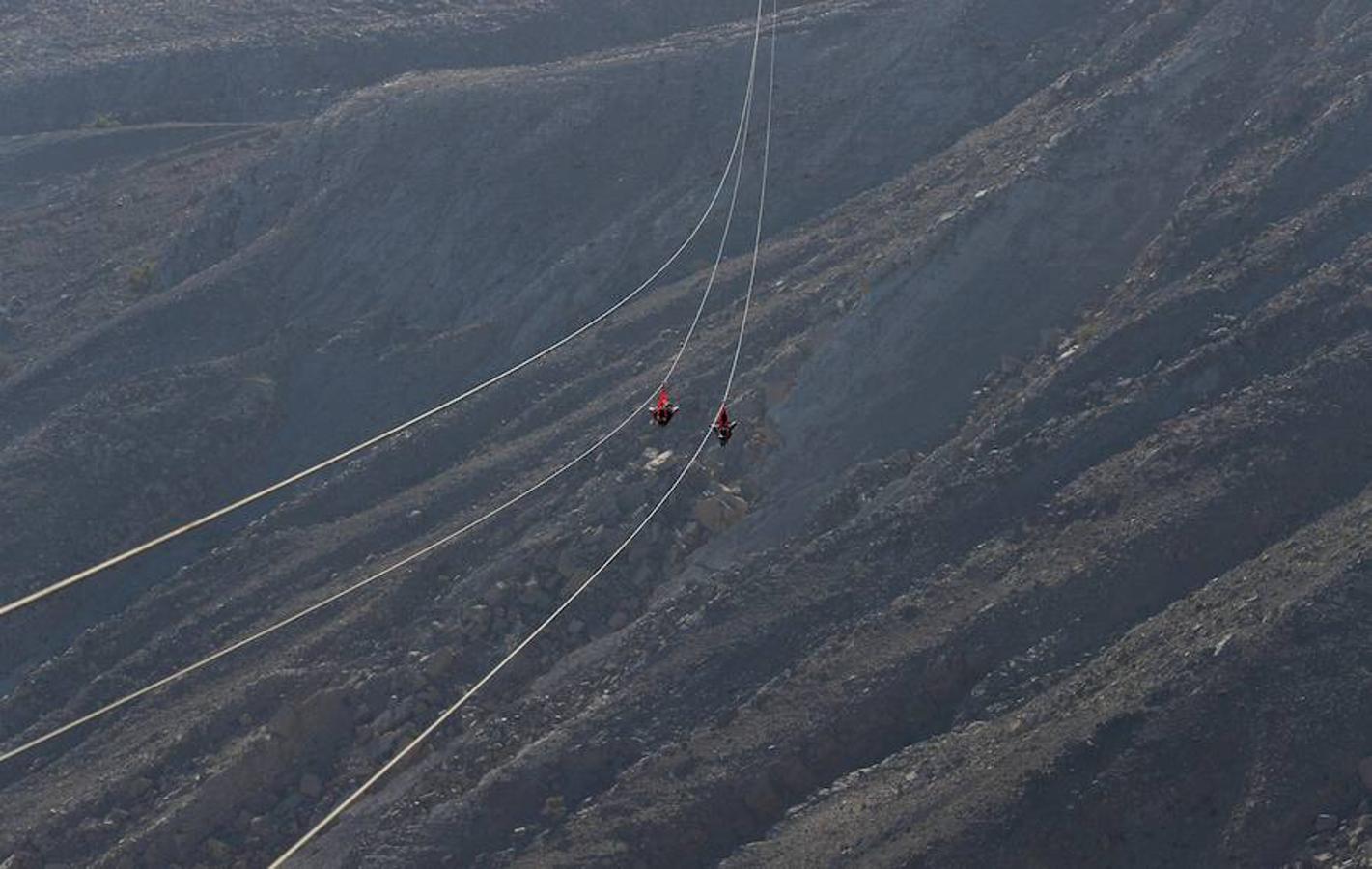 Este diciembre los Emiratos Árabes Unidos han inaugurado la tirolina más grande de la Tierra, y ya han sido muchos los que la han probado. Esta atracción se ubica en la montaña Jais, el pico más alto de Emiratos, con 1.934 metros. La tirolina es parte de la primera fase de la construcción de un parque de ocio que contará con atracciones únicas en el mundo.