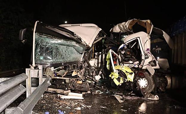 Los vehículos han quedado destrozados tras el choque. 