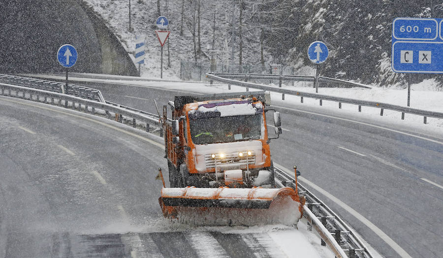 La nieve está complicando este jueves la circulación por las carreteras vascas.