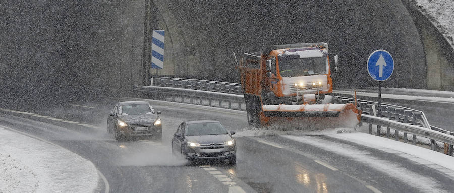 La nieve está complicando este jueves la circulación por las carreteras vascas.
