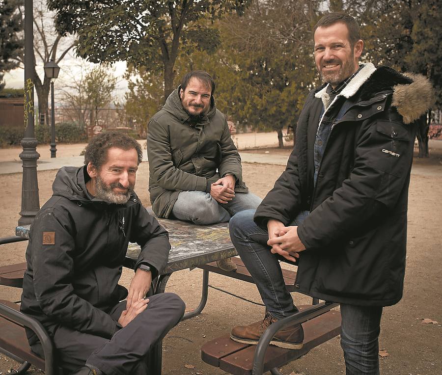 Jon Garaño, Aitor Arregi y Jose Mari Goenaga en el barrio de La Latina de Madrid, donde se han instalado en un piso esta semana
