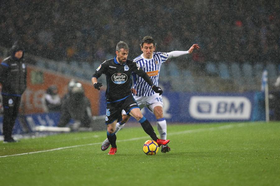 Las imágenes del partido que Real y Deportivo han disputado bajo la lluvia en el estadio de Anoeta