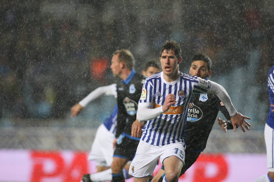 Las imágenes del partido que Real y Deportivo han disputado bajo la lluvia en el estadio de Anoeta
