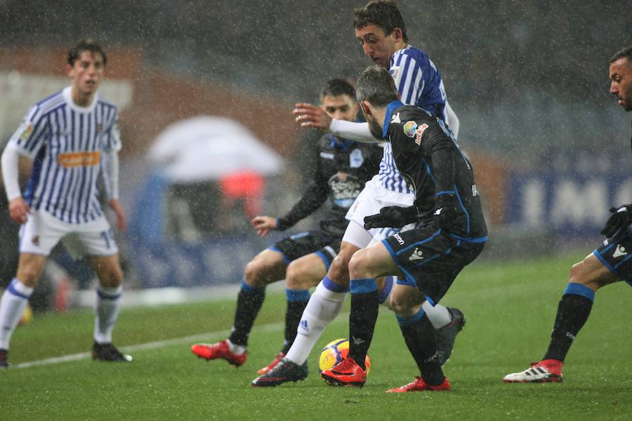 Las imágenes del partido que Real y Deportivo han disputado bajo la lluvia en el estadio de Anoeta