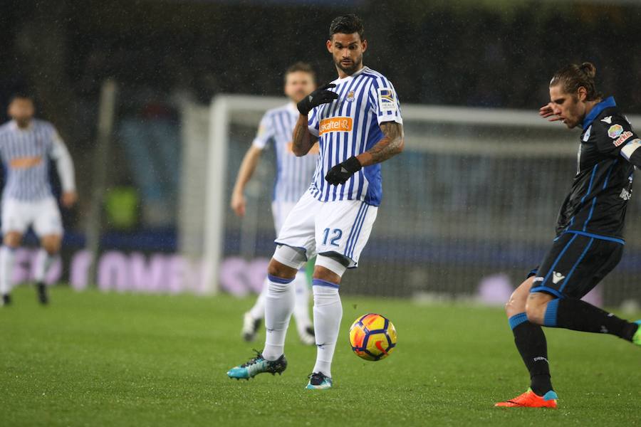 Las imágenes del partido que Real y Deportivo han disputado bajo la lluvia en el estadio de Anoeta