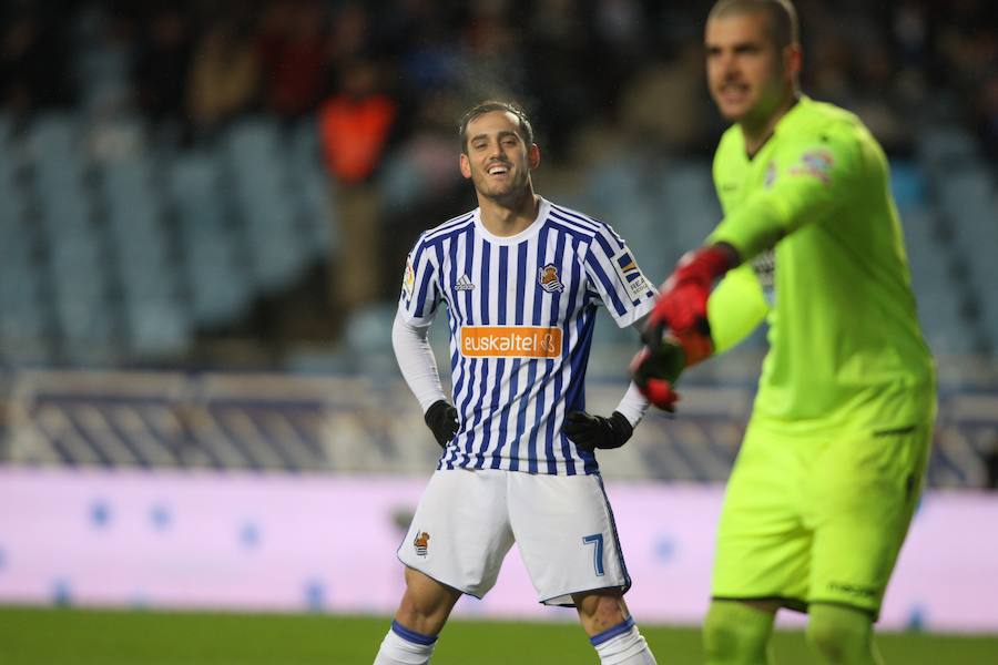 Las imágenes del partido que Real y Deportivo han disputado bajo la lluvia en el estadio de Anoeta
