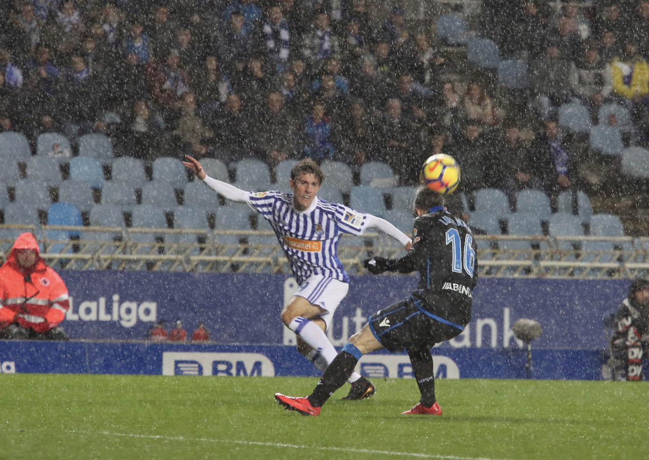 Las imágenes del partido que Real y Deportivo han disputado bajo la lluvia en el estadio de Anoeta