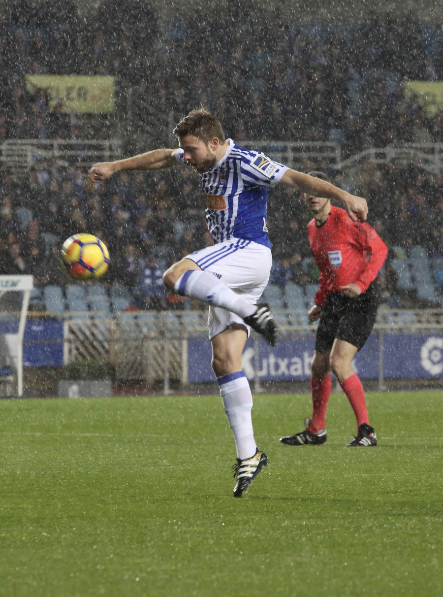 Las imágenes del partido que Real y Deportivo han disputado bajo la lluvia en el estadio de Anoeta
