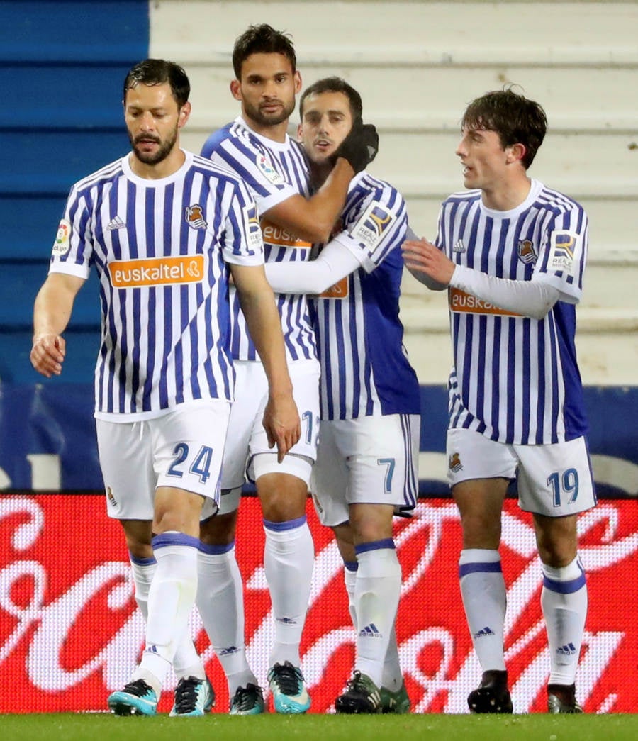 Las imágenes del partido que Real y Deportivo han disputado bajo la lluvia en el estadio de Anoeta