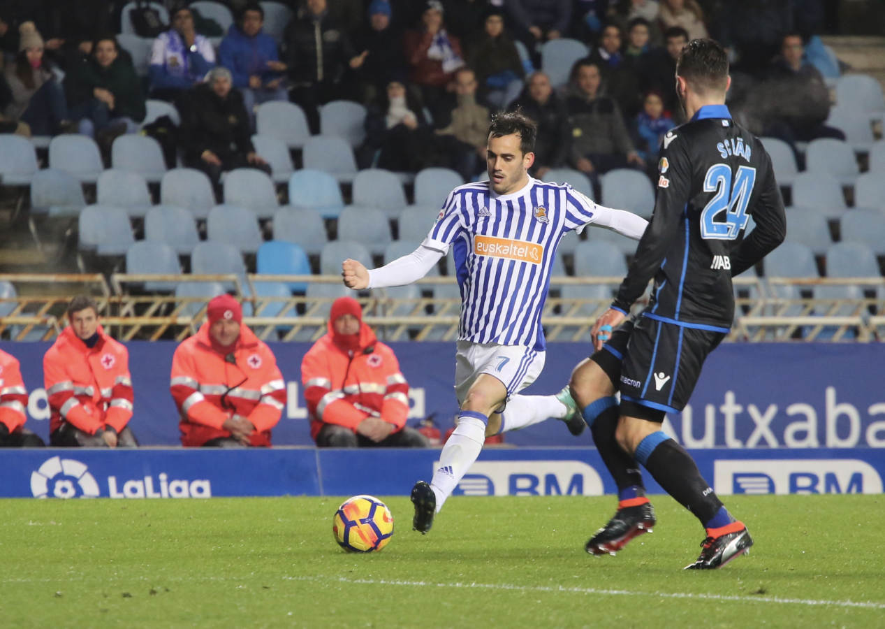 Las imágenes del partido que Real y Deportivo han disputado bajo la lluvia en el estadio de Anoeta
