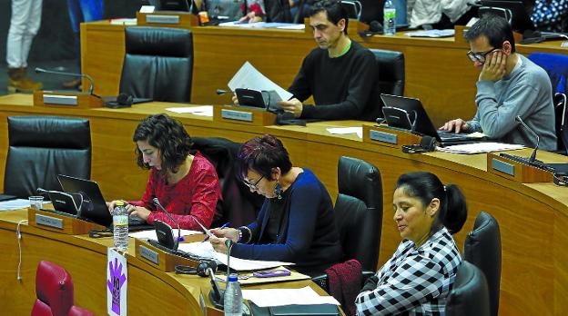 Fanny Carrillo, a la derecha, durante el pleno de ayer en el Parlamento foral. 