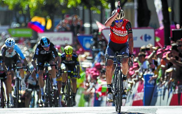 Nibali hace el gesto del tiburón en su victoria en la etapa de la Vuelta en Andorra. 