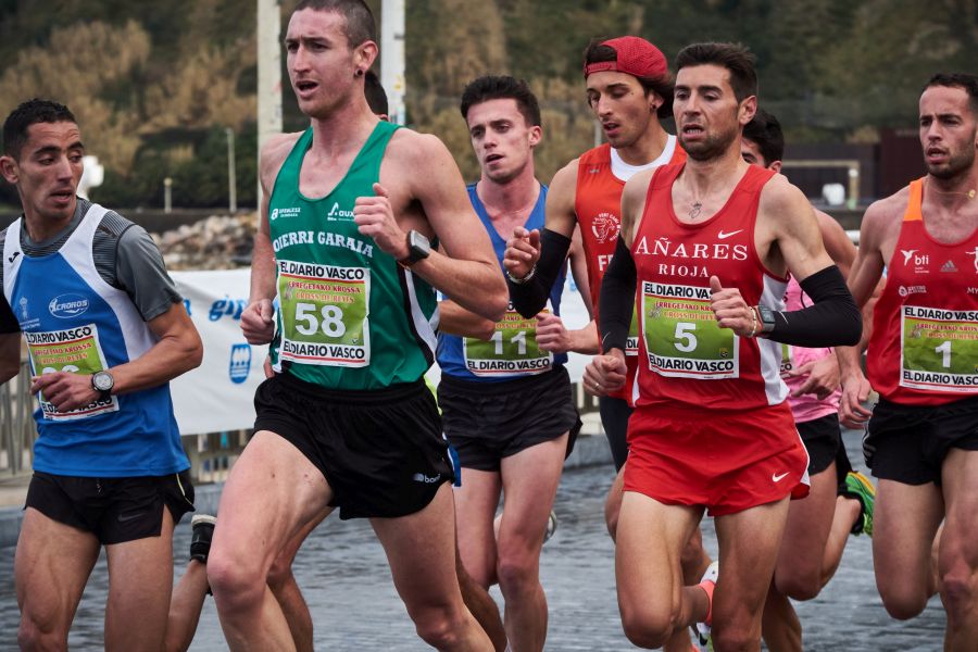 La carrera en un asfalto mojado de 10 kilómetros, en el tradicional circuito de la Zurriola, ha contado con unos 300 participantes. Finalmente, Carlos Mayo se ha hecho con la txapela. 