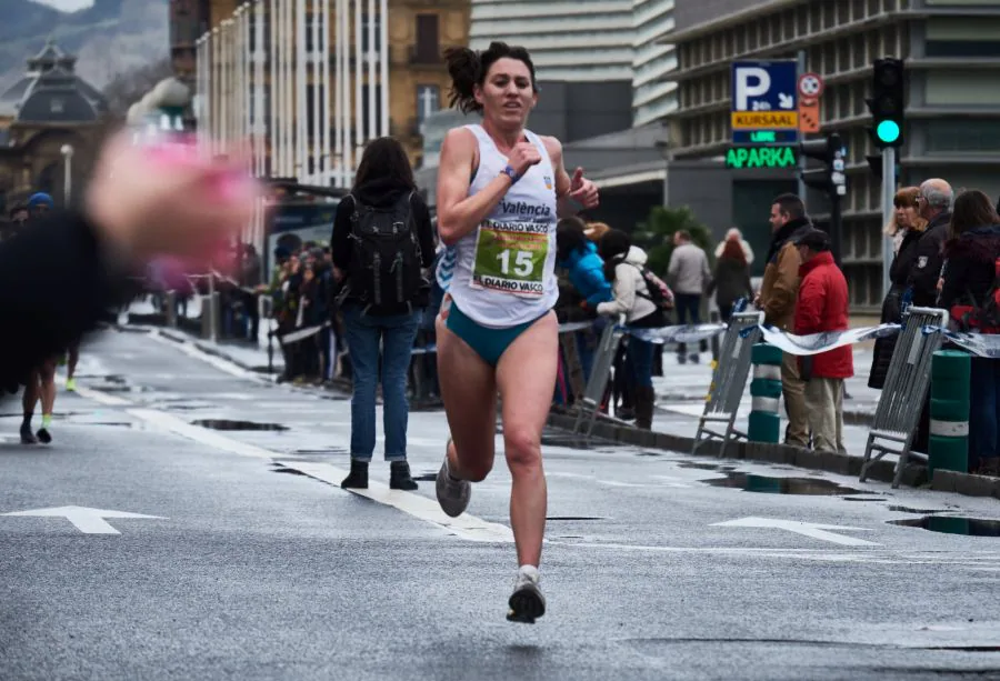 La carrera en un asfalto mojado de 10 kilómetros, en el tradicional circuito de la Zurriola, ha contado con unos 300 participantes. Finalmente, Carlos Mayo se ha hecho con la txapela. 