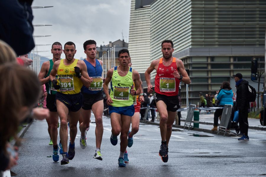 La carrera en un asfalto mojado de 10 kilómetros, en el tradicional circuito de la Zurriola, ha contado con unos 300 participantes. Finalmente, Carlos Mayo se ha hecho con la txapela. 