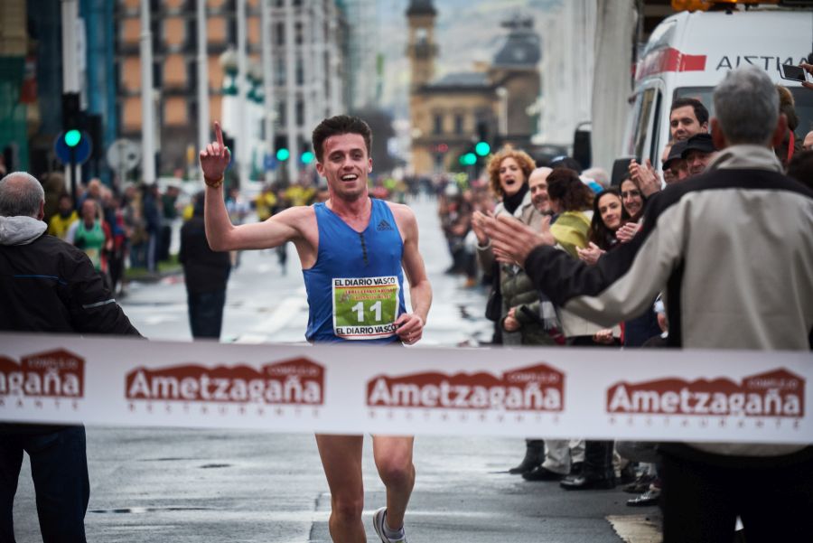 La carrera en un asfalto mojado de 10 kilómetros, en el tradicional circuito de la Zurriola, ha contado con unos 300 participantes. Finalmente, Carlos Mayo se ha hecho con la txapela. 