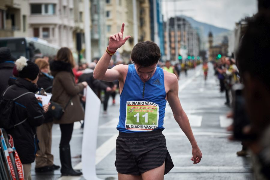 La carrera en un asfalto mojado de 10 kilómetros, en el tradicional circuito de la Zurriola, ha contado con unos 300 participantes. Finalmente, Carlos Mayo se ha hecho con la txapela. 