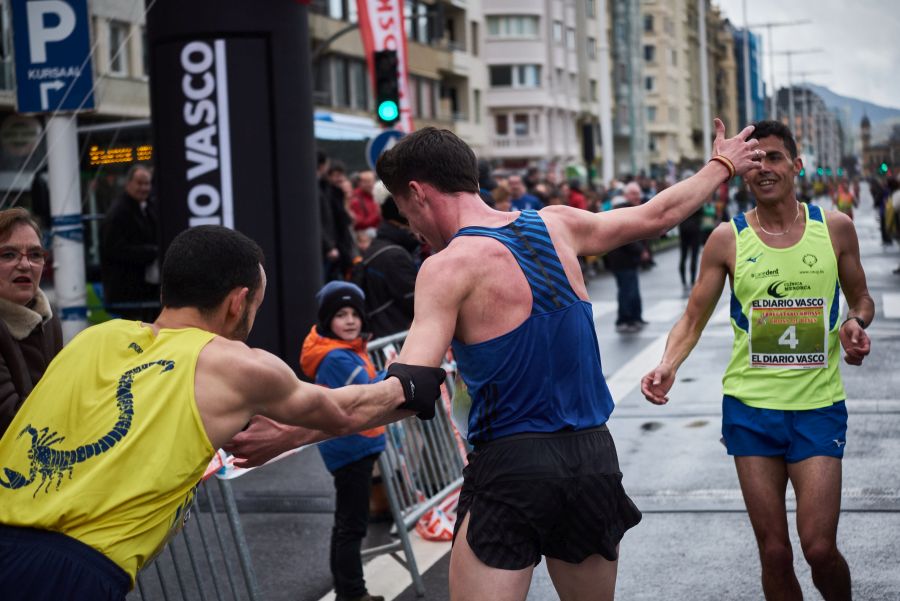 La carrera en un asfalto mojado de 10 kilómetros, en el tradicional circuito de la Zurriola, ha contado con unos 300 participantes. Finalmente, Carlos Mayo se ha hecho con la txapela. 