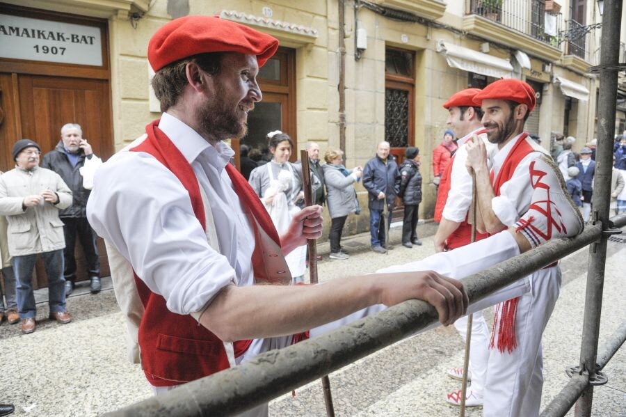 La lluvia no ha impedido que la comparsa de iñudes y artzainas de Kresala desfilen por las calles de Donostia. 