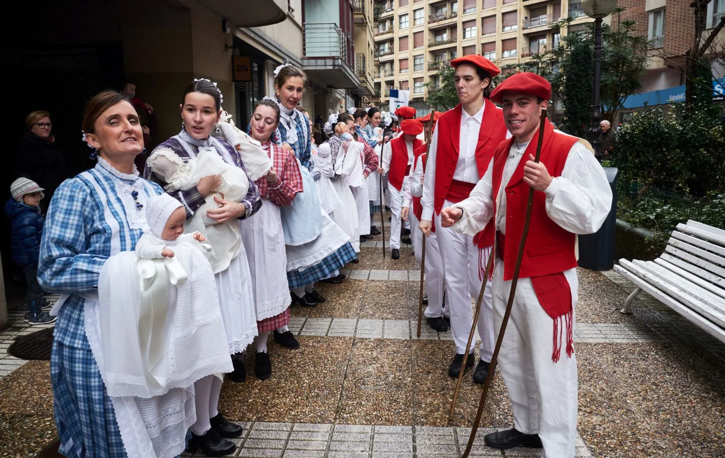 La lluvia no ha impedido que la comparsa de iñudes y artzainas de Kresala desfile por las calles de la Parte Vieja y la de Artaiñu lo haga por el barrio de Gros. 