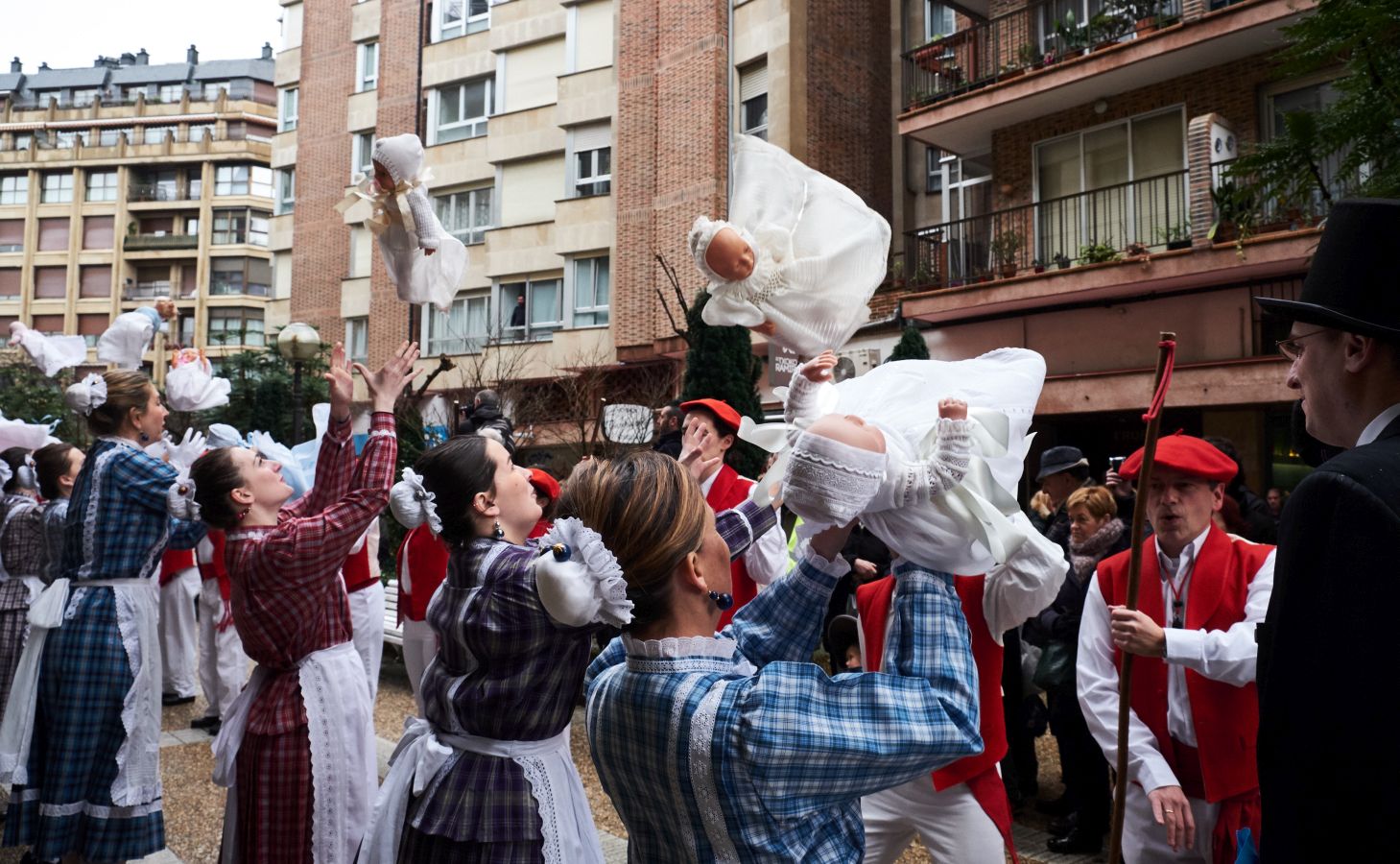 La lluvia no ha impedido que la comparsa de iñudes y artzainas de Kresala desfile por las calles de la Parte Vieja y la de Artaiñu lo haga por el barrio de Gros. 