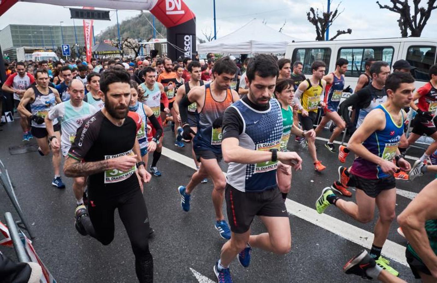 La carrera en un asfalto mojado de 10 kilómetros, en el tradicional circuito de la Zurriola, ha contado con unos 300 participantes. Finalmente, Carlos Mayo se ha hecho con la txapela. 