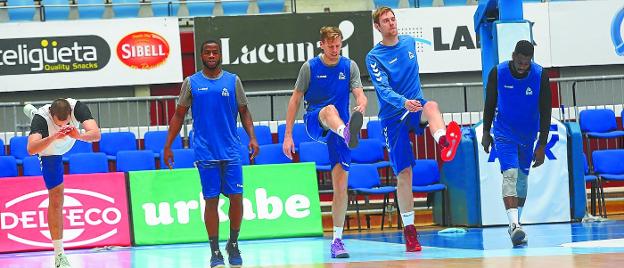 Preparados. Sanz, Chery, Swing, Norel y Fakuade realizan ejercicios de calentamiento antes de un entrenamiento en Illunbe.