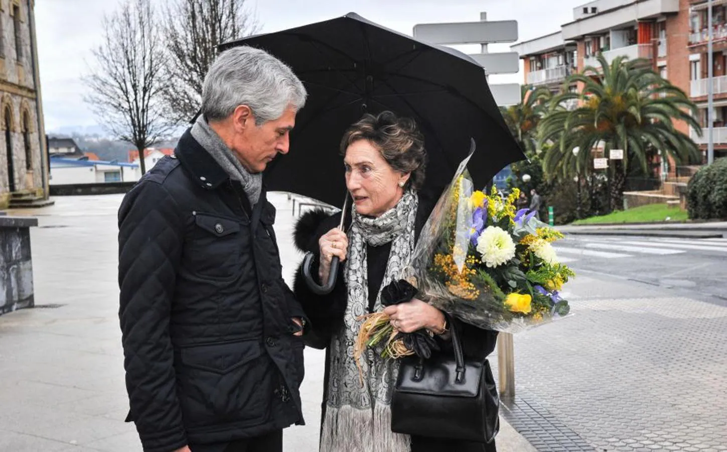 El cementerio de Polloe ha sido escenario de una ofrenda floral ante la tumba de Fernando Múgica en el 22 aniversario de su asesinato a manos de ETA.