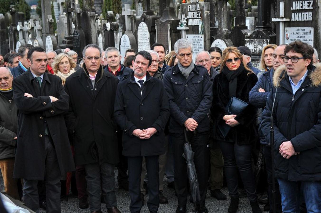 El cementerio de Polloe ha sido escenario de una ofrenda floral ante la tumba de Fernando Múgica en el 22 aniversario de su asesinato a manos de ETA.