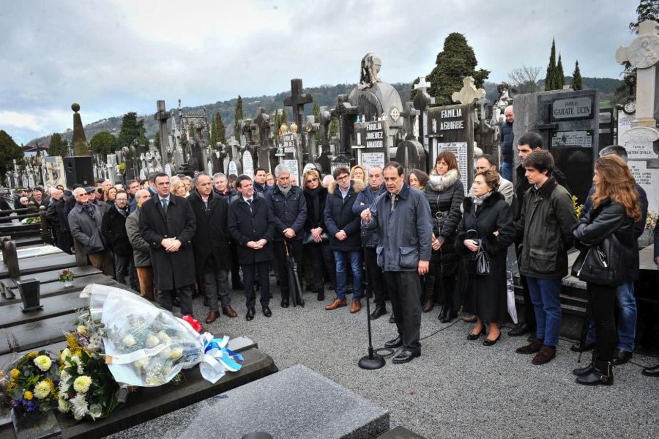 El cementerio de Polloe ha sido escenario de una ofrenda floral ante la tumba de Fernando Múgica en el 22 aniversario de su asesinato a manos de ETA.