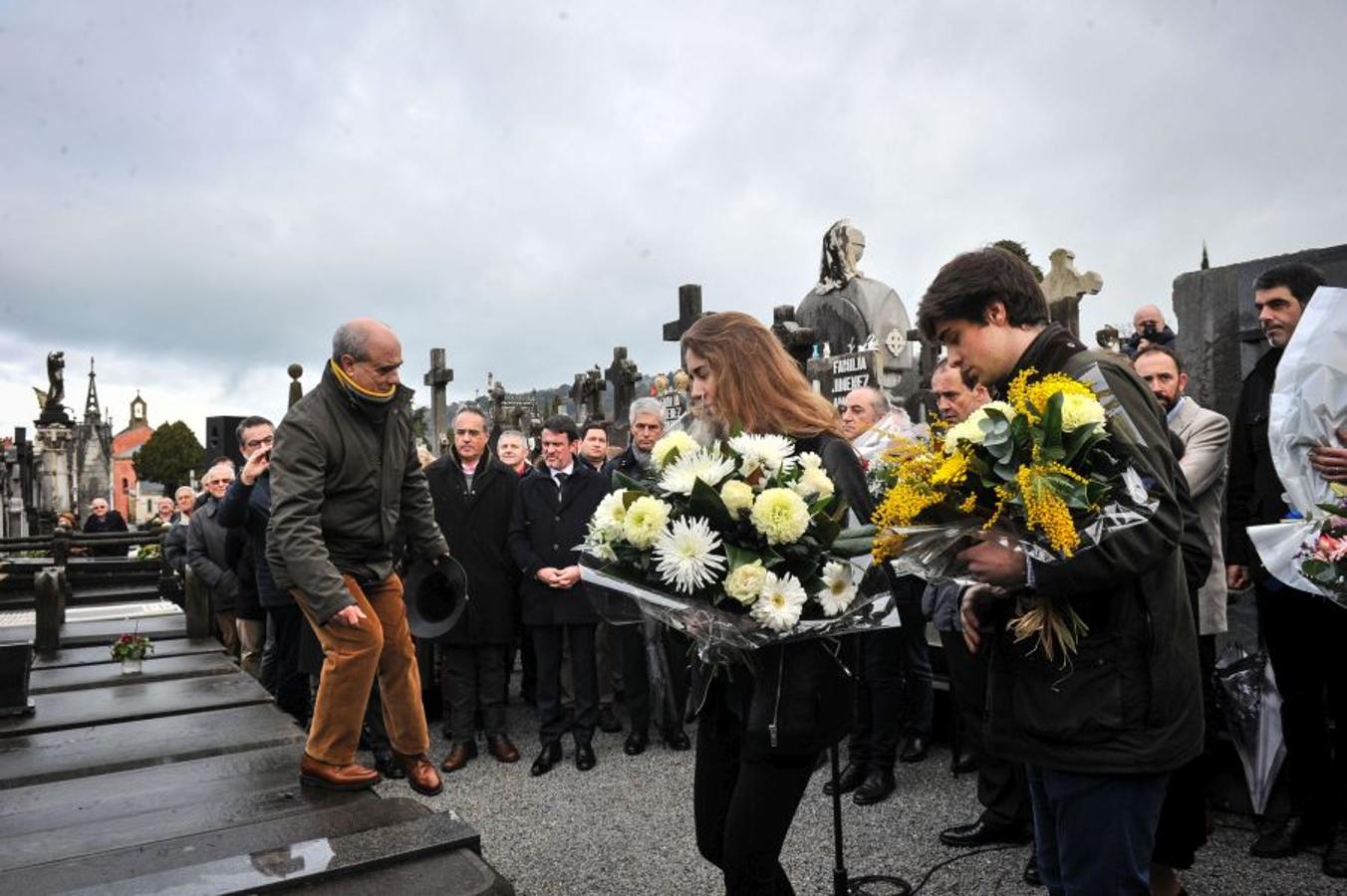 El cementerio de Polloe ha sido escenario de una ofrenda floral ante la tumba de Fernando Múgica en el 22 aniversario de su asesinato a manos de ETA.