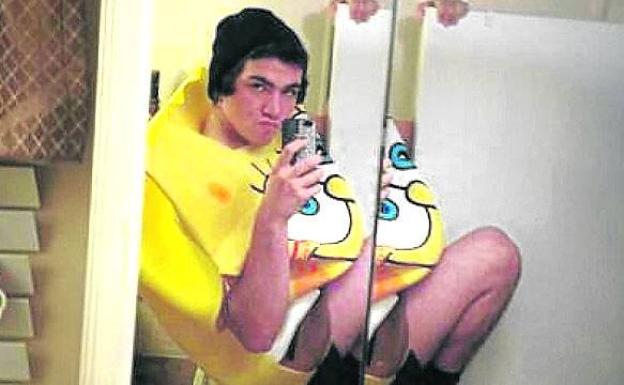 Óscar Reyes.  Tuvo tanto éxito el ‘selfie’ que el 2 de enero de 2014 se tomó disfrazado de Bob Esponja que al día siguiente repitió la hazaña. Se encaramó a la puerta del baño pero resbaló y murió desangrado. Tenía 18 años.