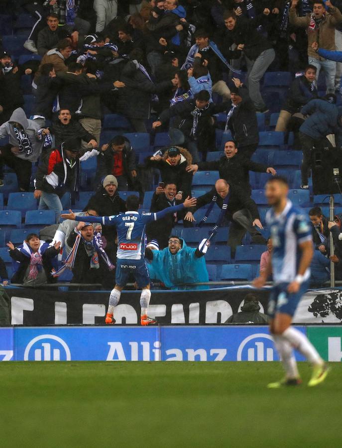 Espanyol y Barcelona empataron en un derbi de alta tensión (1-1). El cuadro blanquiazul se adelantó por medio de Gerard Moreno pero Gerard Piqué puso el empate de cabeza.