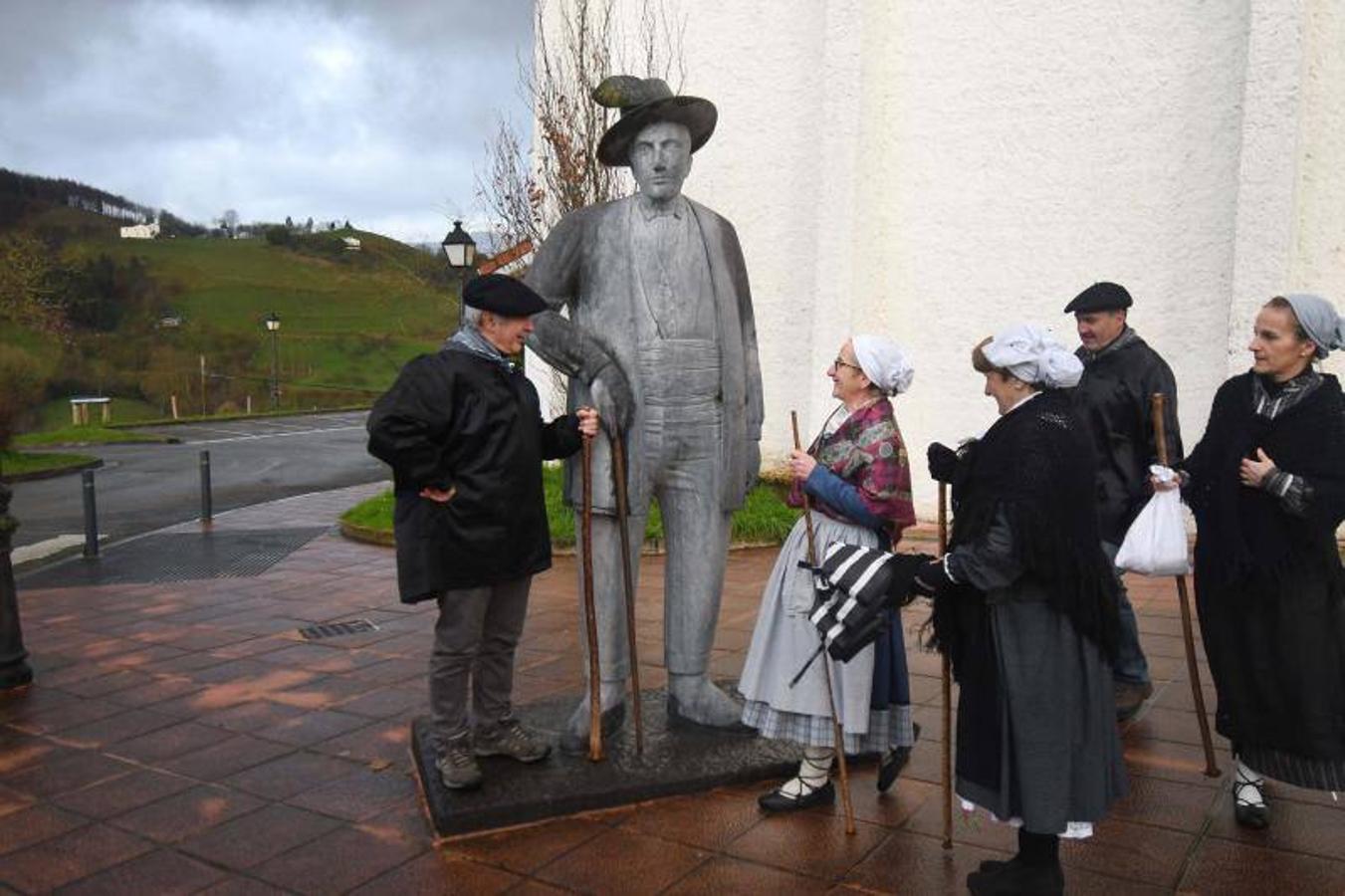 Altzo recibe emocionado la lluvia de premios. En marzo abre una oficina de turismo basada en el gigante