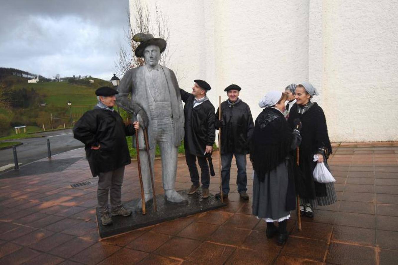 Altzo recibe emocionado la lluvia de premios. En marzo abre una oficina de turismo basada en el gigante