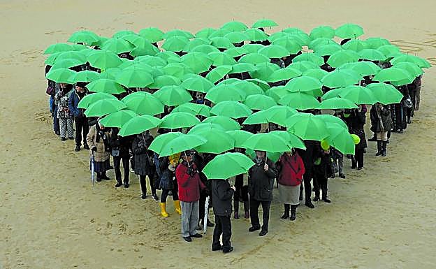 Los paraguas verdes formaron una flecha similar a la de los geolocalizadores de internet.