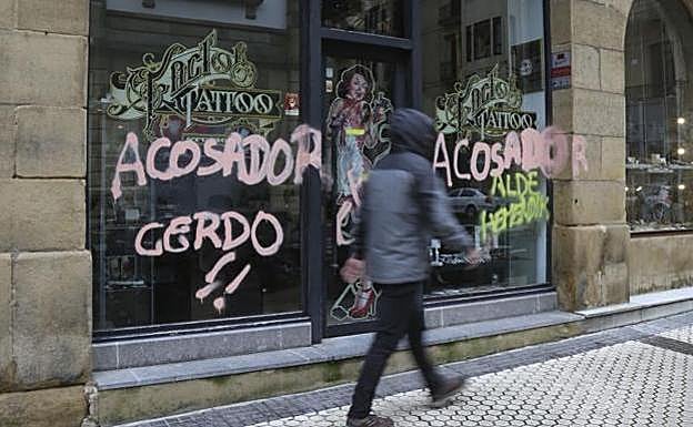La fachada del establecimiento apareció el viernes con pintadas. 