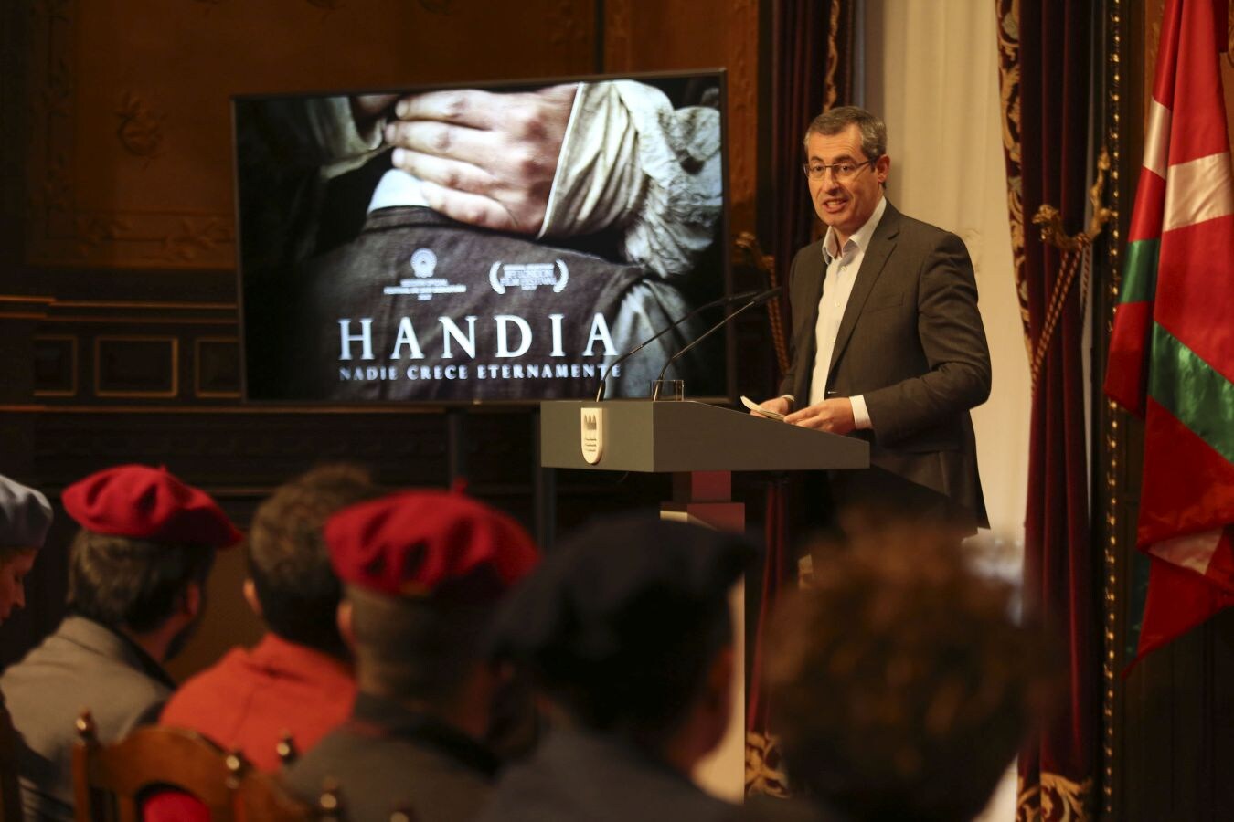 Recepción institucional al equipo de &#039;Handia&#039;