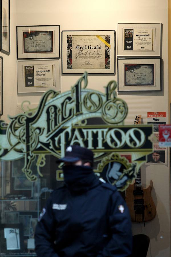 Momento en el que se registra el local del tatuador detenido por presuntos abusos sexuales