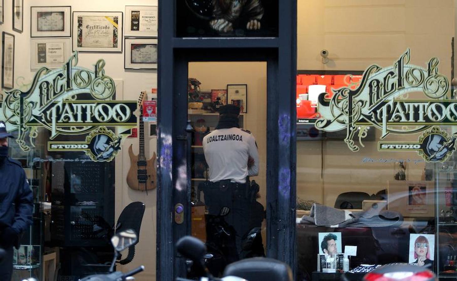 Momento en el que se registra el local del tatuador detenido por presuntos abusos sexuales