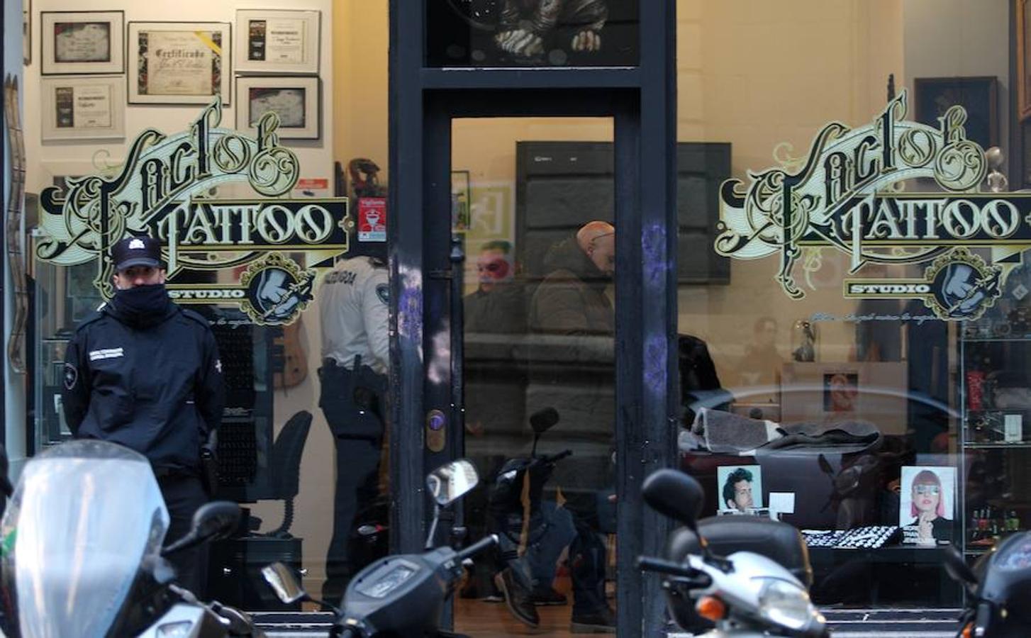 Momento en el que se registra el local del tatuador detenido por presuntos abusos sexuales