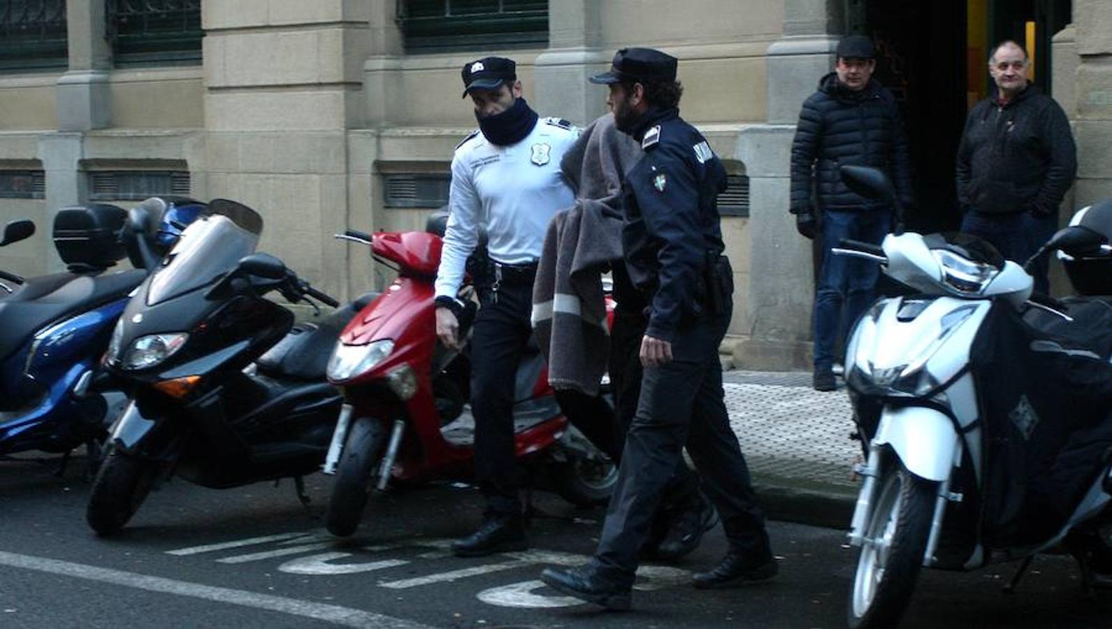 Momento en el que se registra el local del tatuador detenido por presuntos abusos sexuales