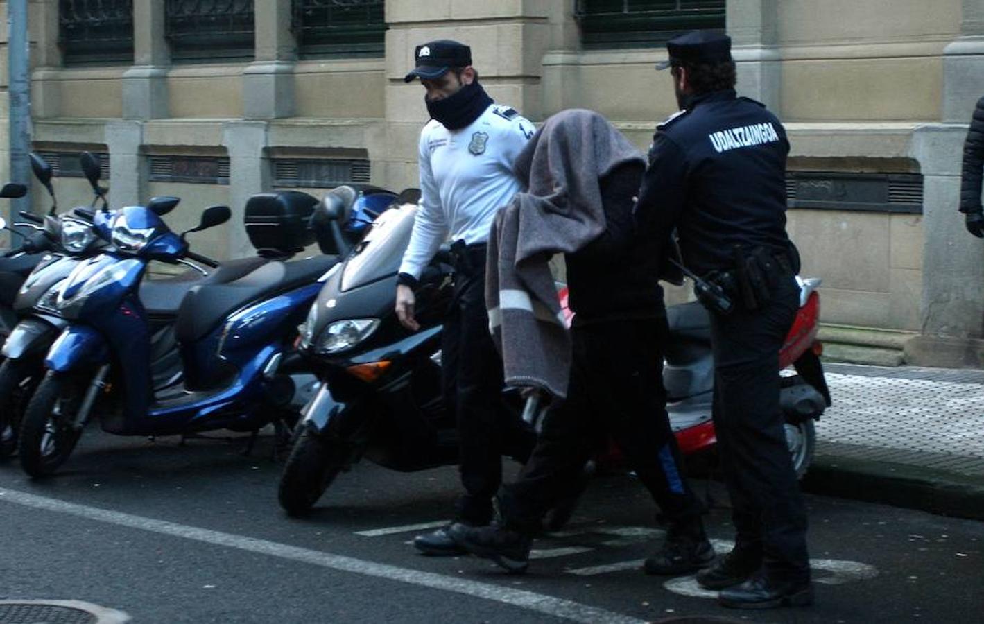 Momento en el que se registra el local del tatuador detenido por presuntos abusos sexuales