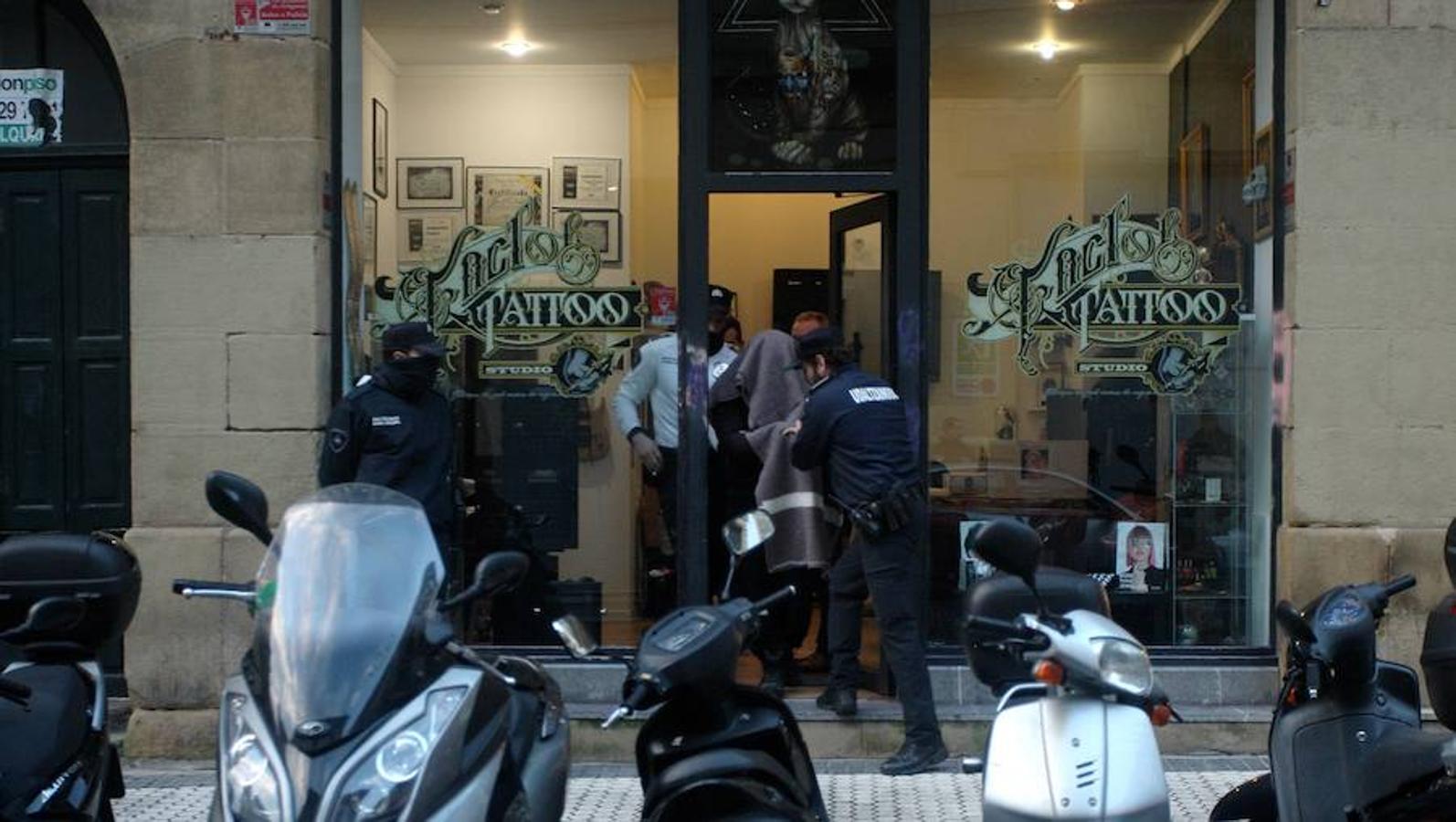 Momento en el que se registra el local del tatuador detenido por presuntos abusos sexuales