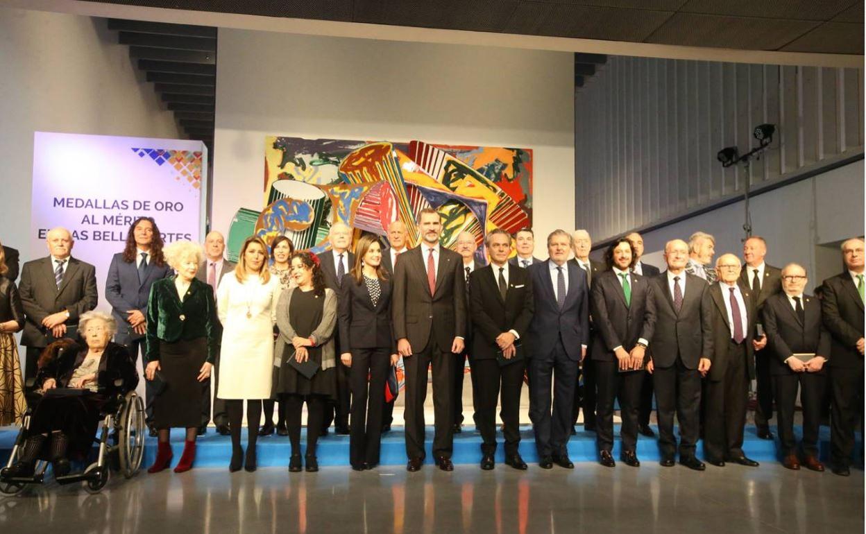 Foto de familia de los galardonados con la Medalla de Oro al Mérito en las Bellas Artes