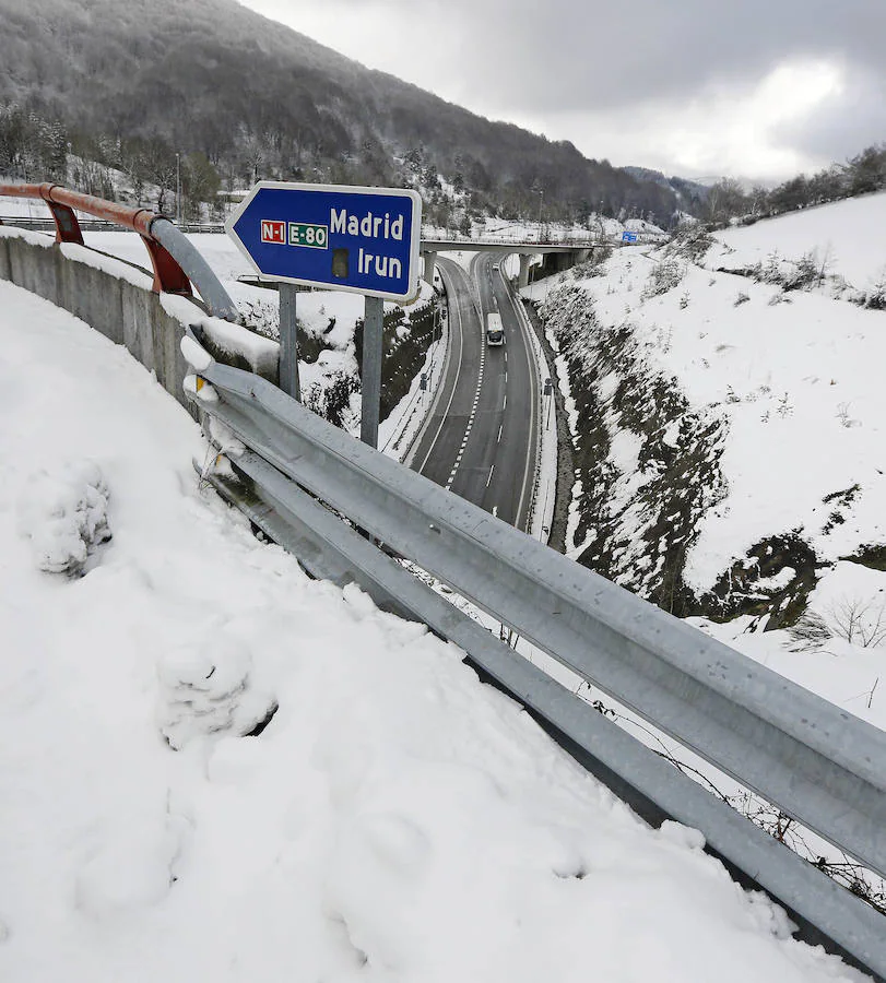 La nieve ha cubierto los montes de las zonas de Etzegarate y Deskarga, dejando bellas estampas invernales y problemas en la circulación.