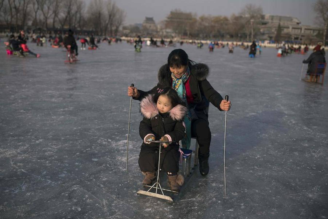 Familias disfrutan del patinaje sobre el congelado lago Hou Hai en Benijing antes del Año Nuevo Lunar. China marcará el comienzo del Año Nuevo Lunar el 16 de febrero, marcando el comienzo del Año del Perro.
