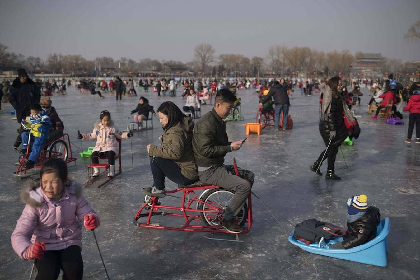 Familias disfrutan del patinaje sobre el congelado lago Hou Hai en Benijing antes del Año Nuevo Lunar. China marcará el comienzo del Año Nuevo Lunar el 16 de febrero, marcando el comienzo del Año del Perro.