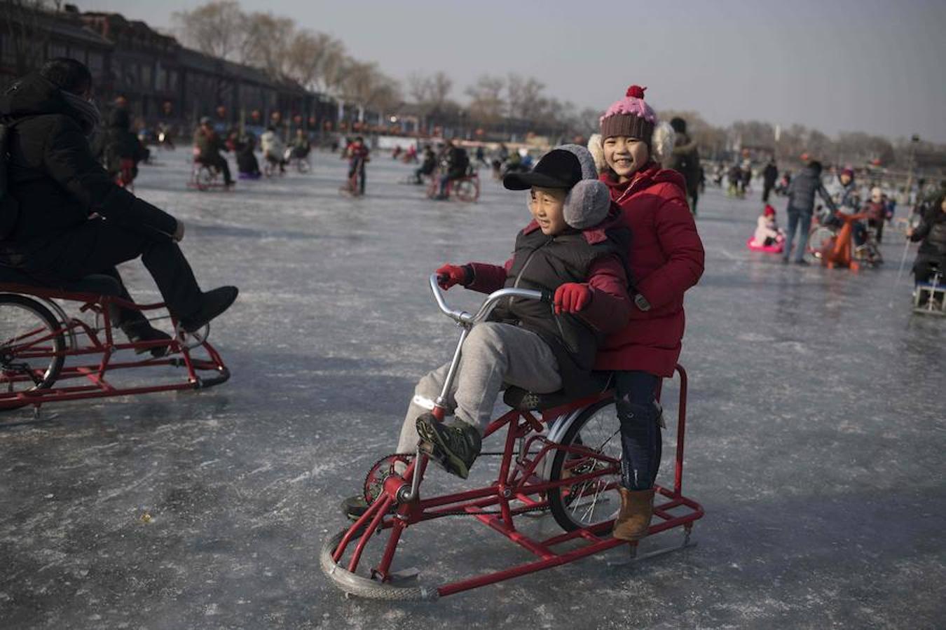 Familias disfrutan del patinaje sobre el congelado lago Hou Hai en Benijing antes del Año Nuevo Lunar. China marcará el comienzo del Año Nuevo Lunar el 16 de febrero, marcando el comienzo del Año del Perro.